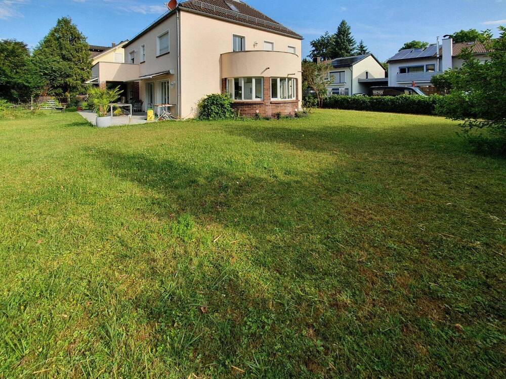 Grundstück mit Blick auf Nachbarhaus