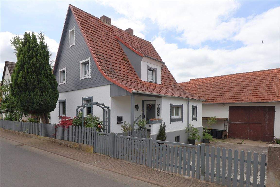 Thumbnail-Geräumiges Einfamilienhaus mit Nebengebäude in ruhiger Ortsrandlage- ein Paradies für Mensch und Natur