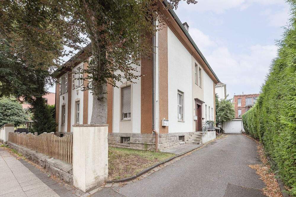 Thumbnail-Mit Erbpacht: Zweifamilienhaus mit zwei Eingängen sowie tollem Garten und Garage in beliebter Lage