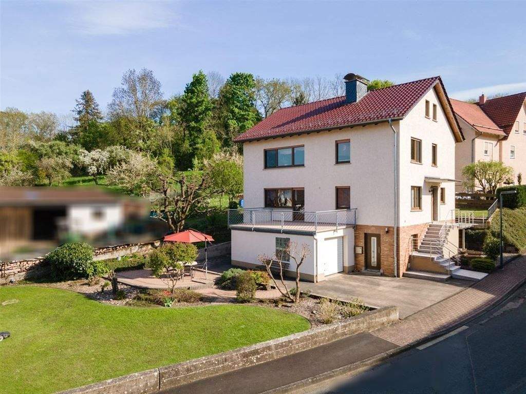 Thumbnail-Ein- bis Zweifamilienhaus in Bestzustand: Geräumiges Wohnhaus mit Garage, Garten, Terrasse und gemütlicher Kellerbar