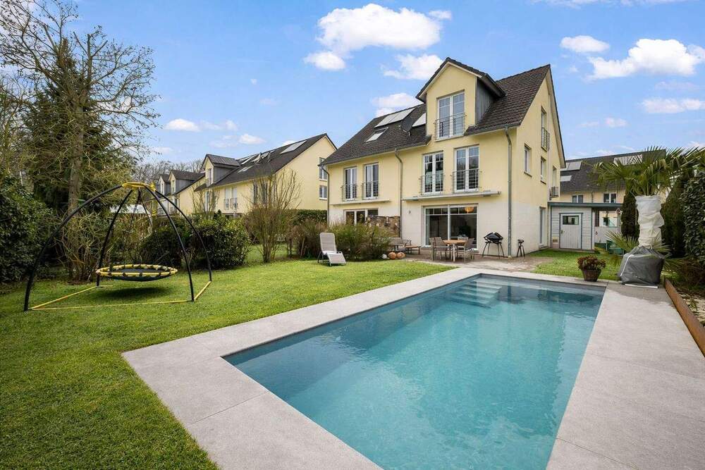 Thumbnail-Doppelhaushälfte mit hochwertiger Ausstattung und beheiztem Außenpool