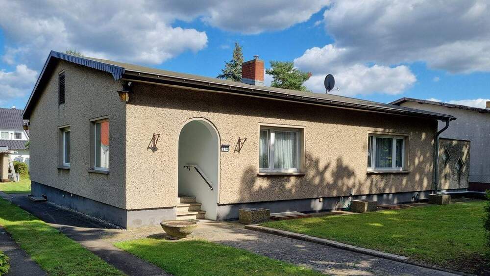 Thumbnail-Ideales Familienhaus, helle Räume, großzügig, sehr gepflegt mit Keller, Wohnwagencarport+Garage