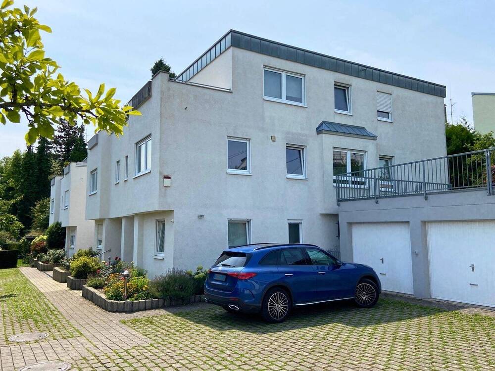 Thumbnail-Gepflegte Doppelhaushälfte in Hanglage mit Einliegerbereich, Garten und zwei Garagen