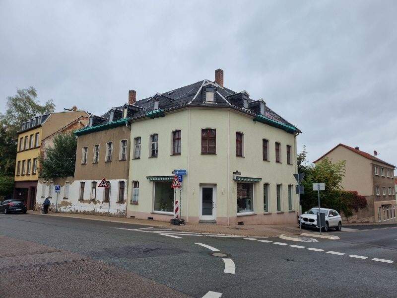 Thumbnail-Großes Grundstück in zentraler Lage mit stark sanierungsbedürftigen Geschätshaus!