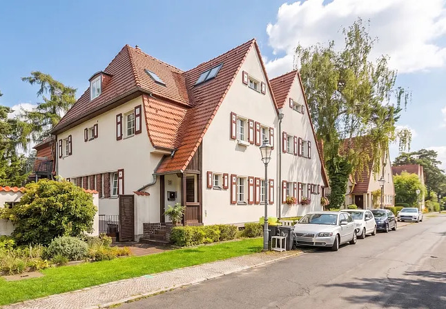 Thumbnail-Platz für die ganze Familie - Doppelhaushälfte mit ca. 400 m² Wohn-Nutzfläche, ideal für mehrere Generationen
