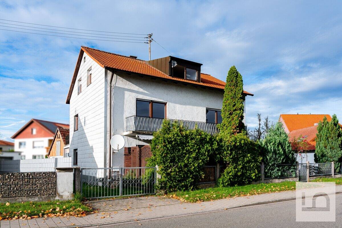 Thumbnail-Charmantes 3-Fam.h., Bj.61, teilrenoviert, Garage, 3 ZKB mit 2 Balkonen im 1.OG frei, IN-Mailing