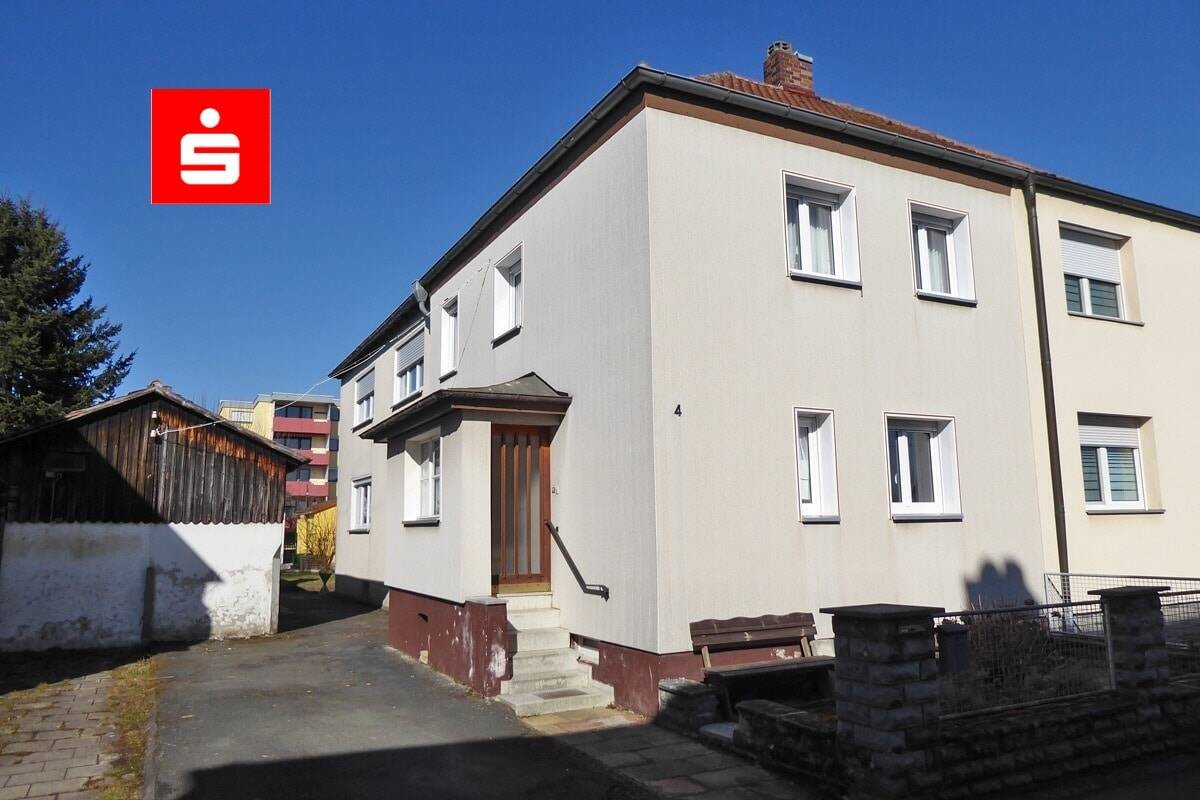 Eingang zum Haus mit PKW-Stellplatz