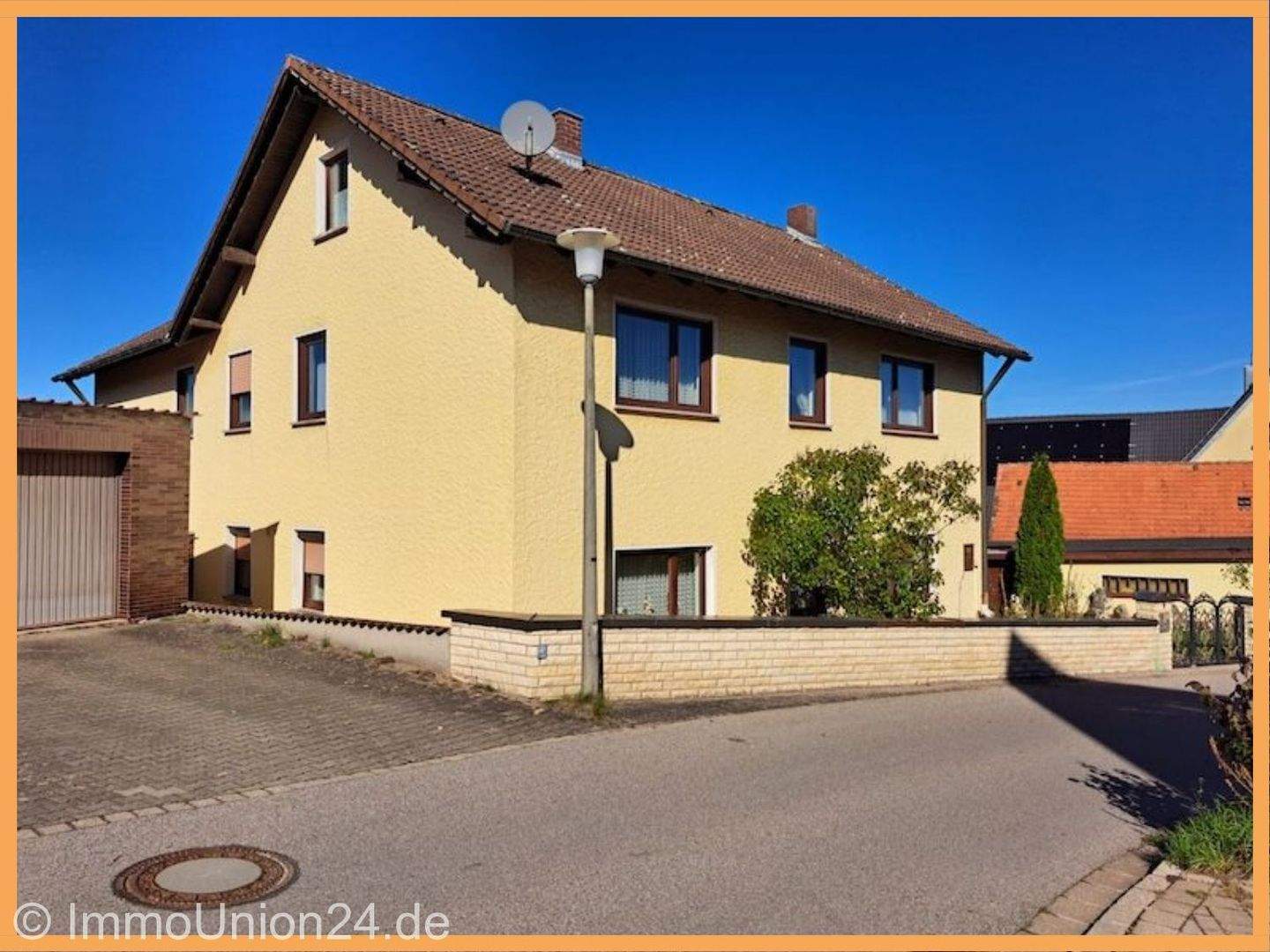 Thumbnail-TOP 220 qm Ein- Zweifamilienhaus mit Ausbaureserve im Dachgeschoss und 2 Garagen auf 1.320 qm Grund