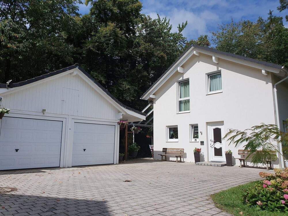 Thumbnail-In GRÜNER und RUHIGER Lage -- Modernes EINFAMILIENHAUS mit 2 GARAGEN