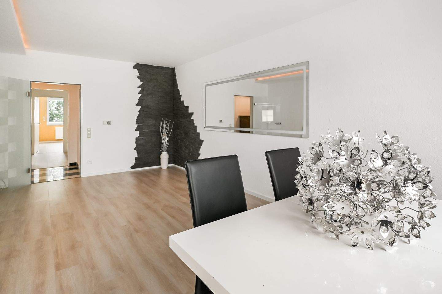Thumbnail-Urbanes Wohnen in Bestlage: Renovierte Eigentumswohnung mit Balkon und Stellplätzen!