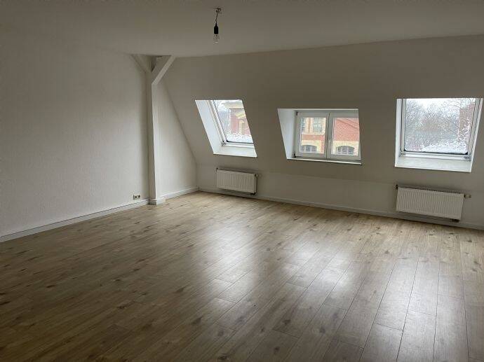 Thumbnail-WG geeignete - riesige 2 Raum Wohnung im DG mit großer Küche und Vollbad in Innenstadtlage
