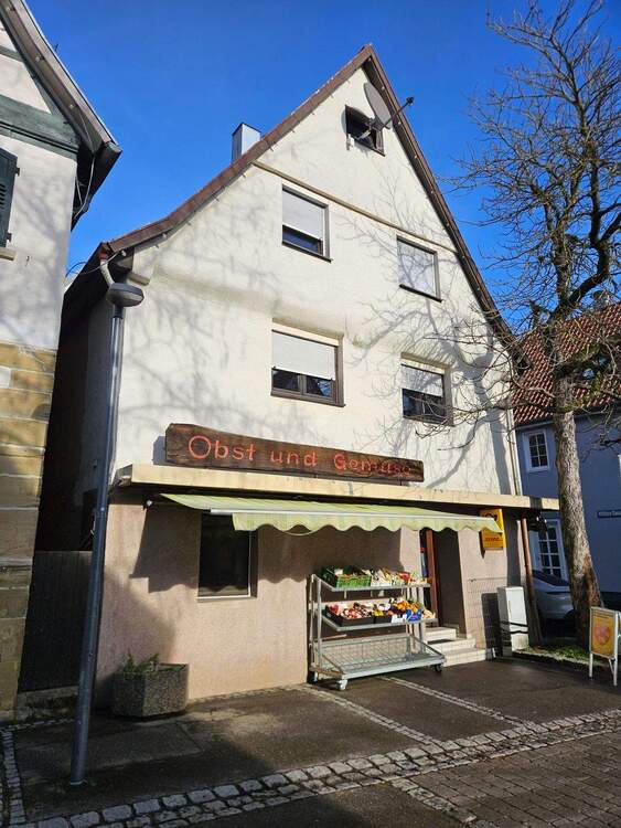 Thumbnail-Mehrfamilienhaus mit zwei Wohnungen und Laden