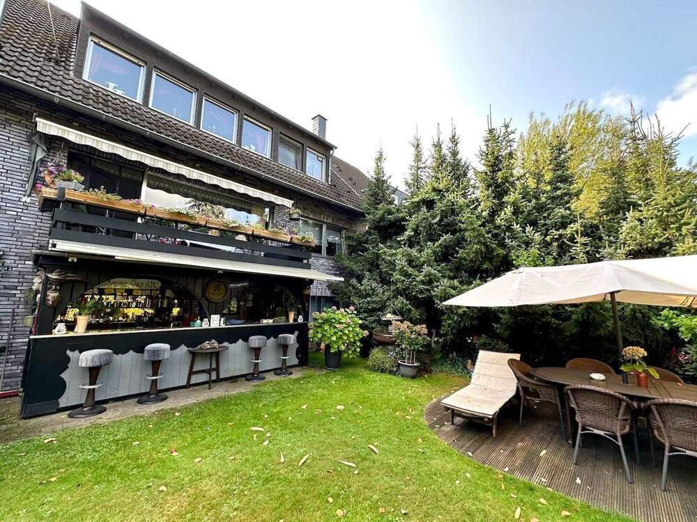 Thumbnail-Großes Zweifamilienhaus mit schönem Garten in beliebter Wohnlage