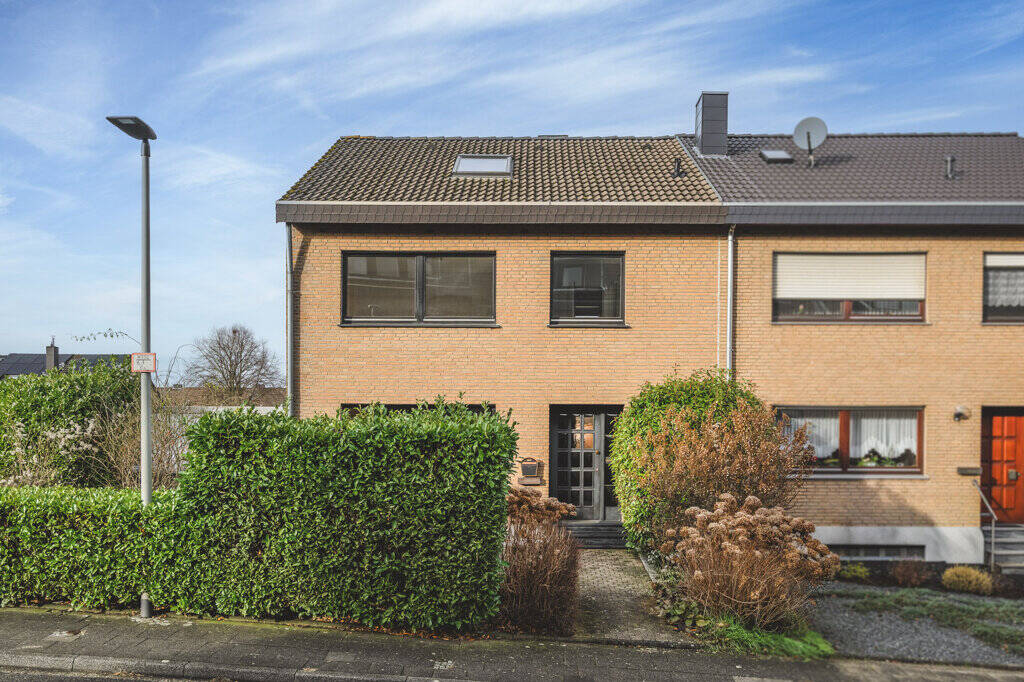 Thumbnail-Bezugsfreies Einfamilienhaus mit Garage