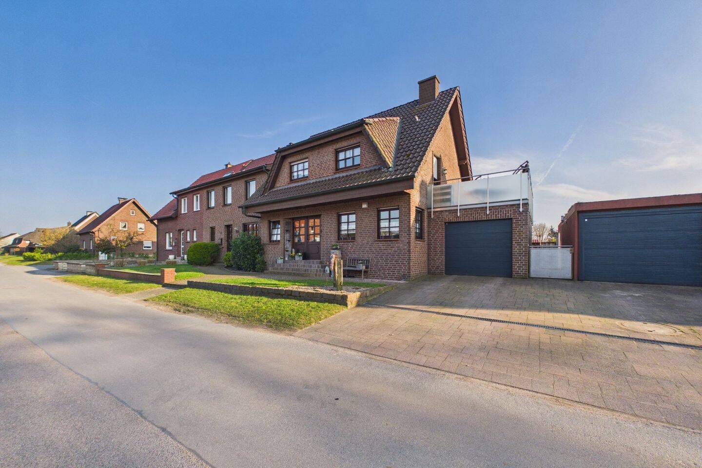 Thumbnail-Ein Grundstück, zwei Häuser - vielseitige Perspektiven