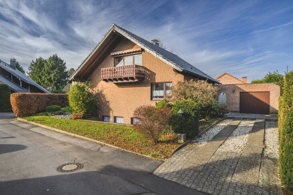 Thumbnail-Freistehendes Einfamilienhaus mit sonnigem Grundstück, Garage und Einliegerwohnung