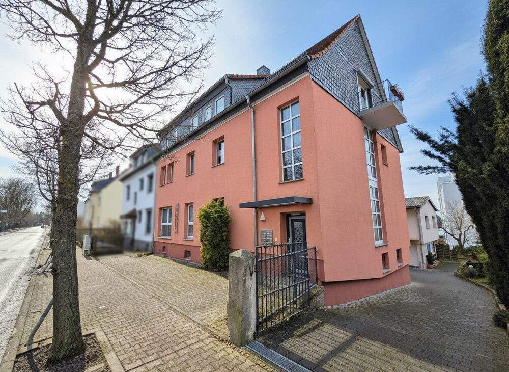 Thumbnail-Ensemble aus 5 Parteienhaus und Nebenhaus mit einer Wohnung in beliebter Wohnlage von Usingen