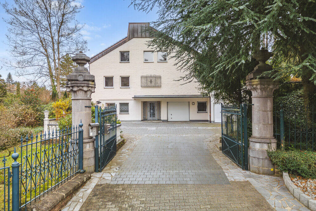 Thumbnail-Großzügiges Einfamilienhaus mit Einliegerbüro und 2 Garagen in begehrter Südviertellage