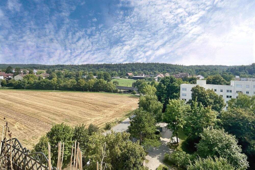 Thumbnail-Frei, renoviert & hell! 2-Zi-Whg. mit Balkon & Aussicht, EBK, Parkett, Aufzug, TG-Stellplatz