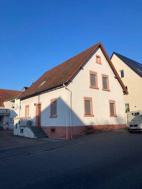 Thumbnail-Charmantes kleines Haus mit Garten und Garage – ideal für Familien