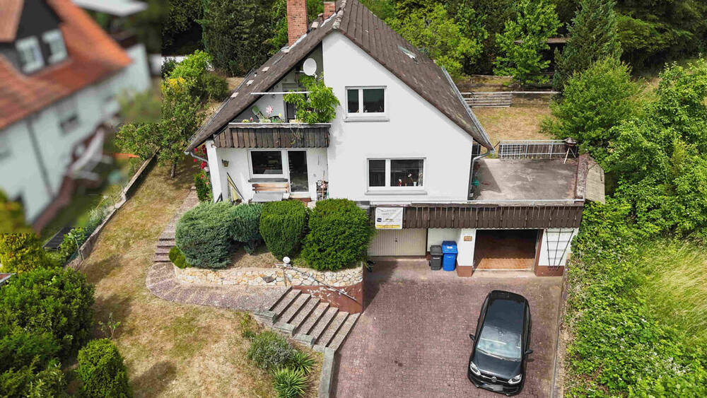 Thumbnail-Einfamilienhaus mit Einliegerwohnung und zwei Garagen auf großzügigem Grundstück in Goldbach