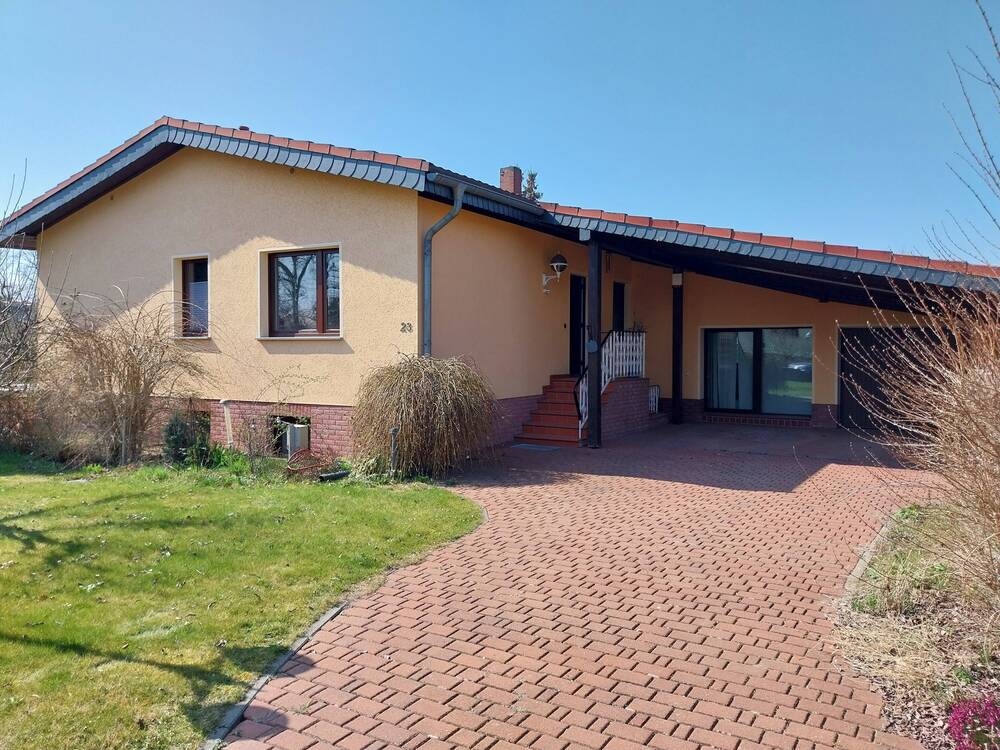 Thumbnail-großes Wohnhaus mit Pool & Garage