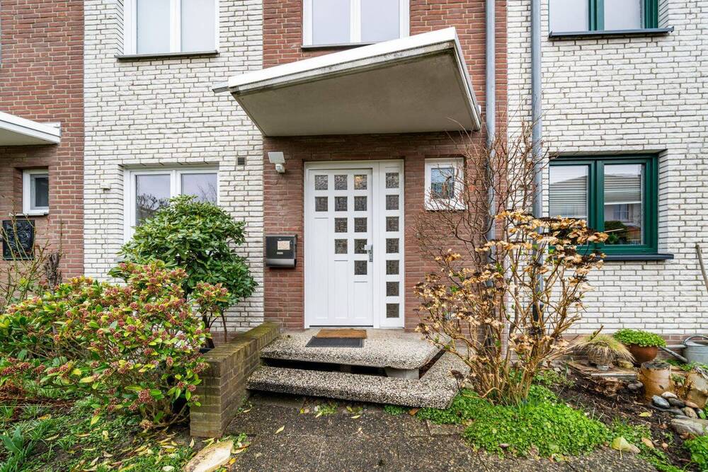 Thumbnail-Gepflegtes Reihenmittelhaus in Lübeck-St. Getrud mit Südterrasse, kleinem Garten und Balkon