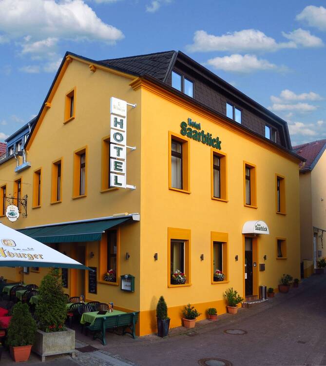 Thumbnail-Hotel mit Restaurant und modernes Wohn-Gäste-Haus in der Fußgängerzone in Mettlach