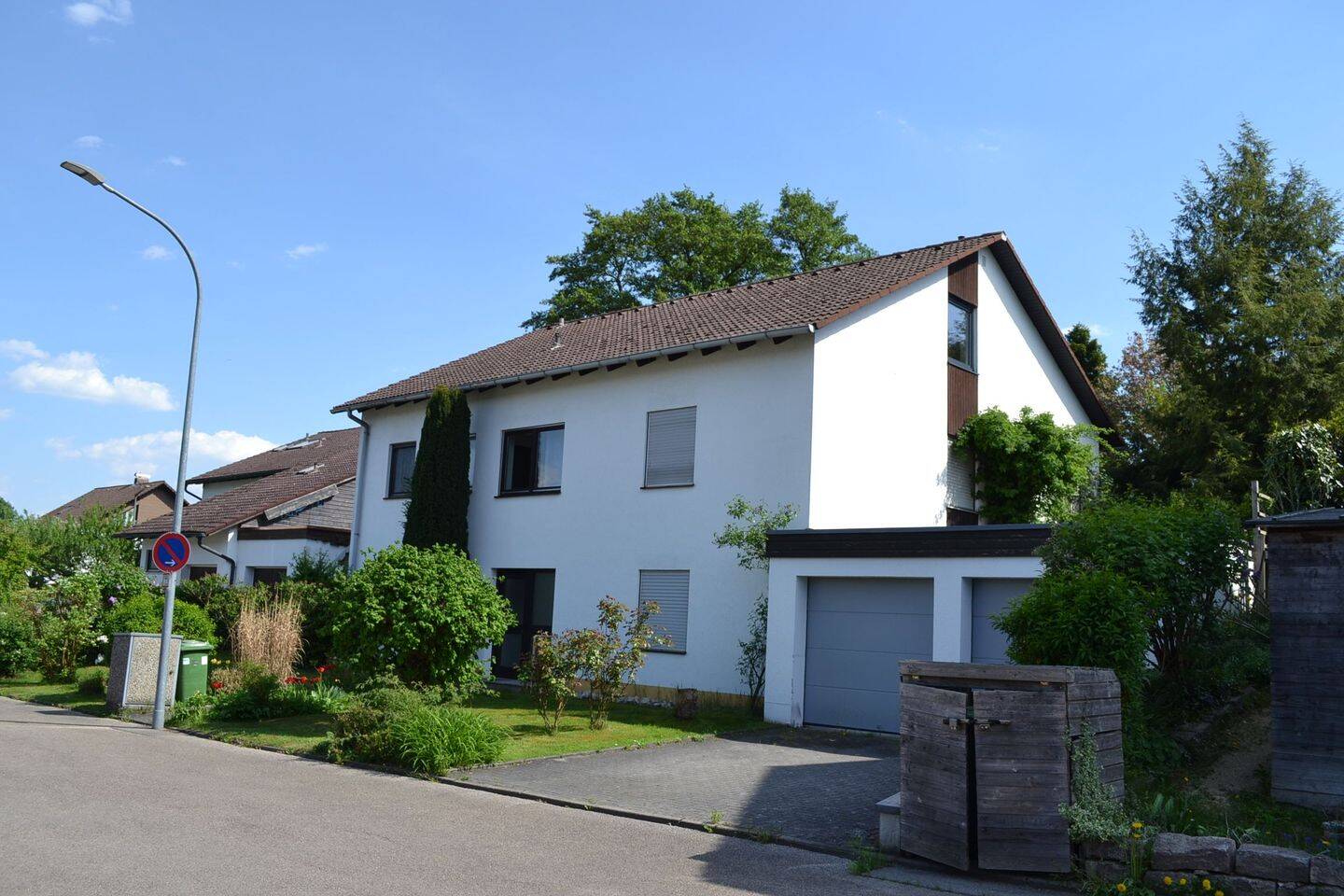 Zugang mit Garagen.JPG