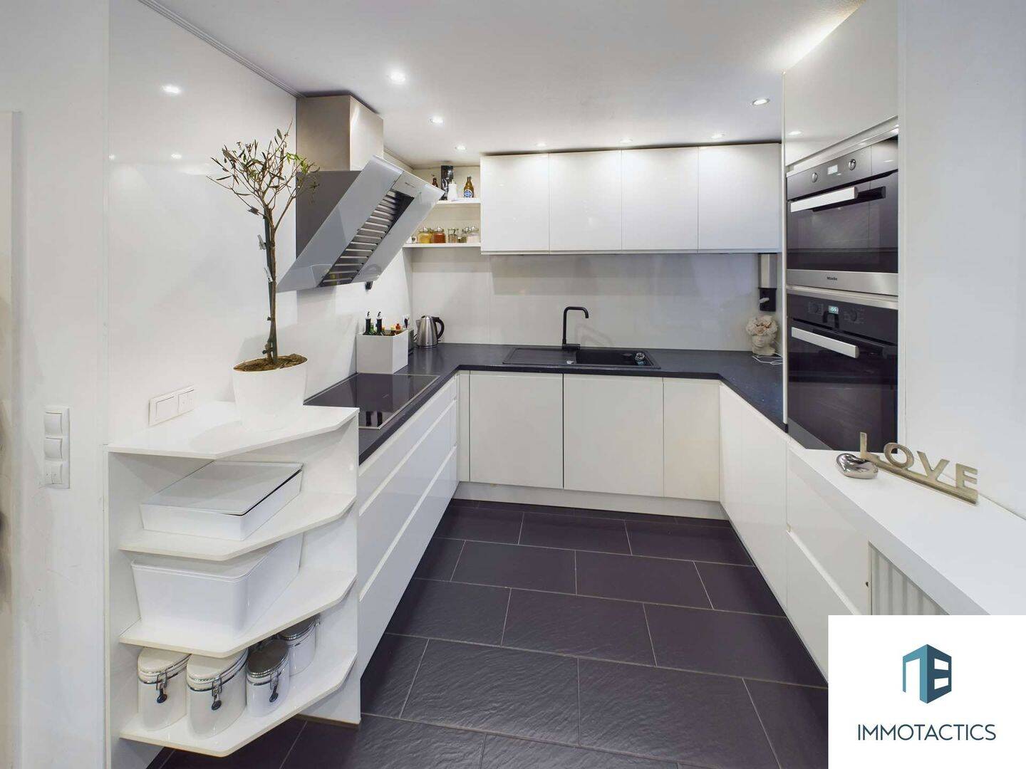 Thumbnail-Großzügige 5-Zimmer-Wohnung mit 2 Parkplätzen - Zentral gelegen und perfekt für große Familien