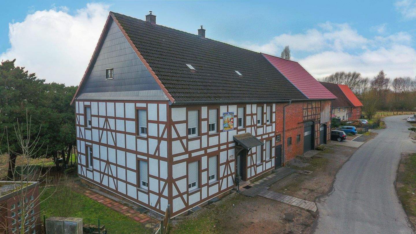 Thumbnail-Immobilien-Ensemble: Bungalow Baujahr 2020, saniertes Einfamilienhaus 2016 & ca. 305 m² Nutzfläche