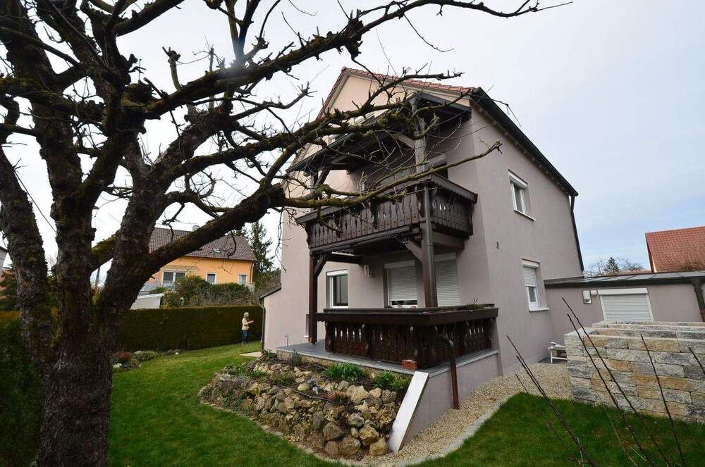 Thumbnail-Saniertes Zweifamilienhaus mit 2-Zi.-EG-Whg und 4-Zi.-Maisonette-Whg. mit Garten in Burgweinting