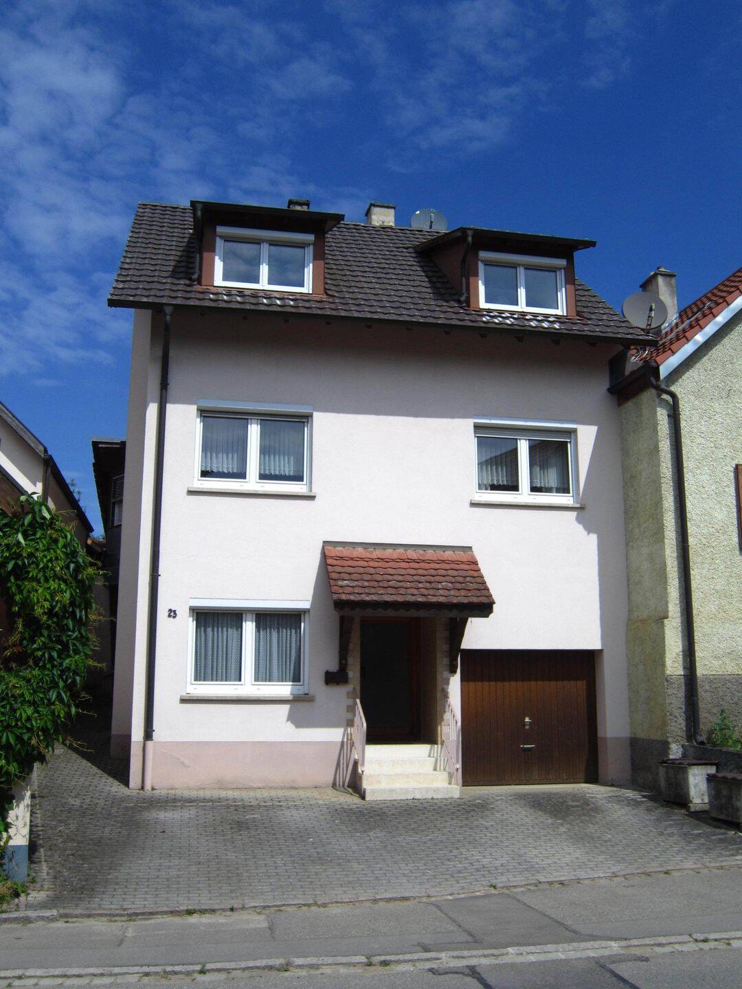 Straßenansicht mit Garage
