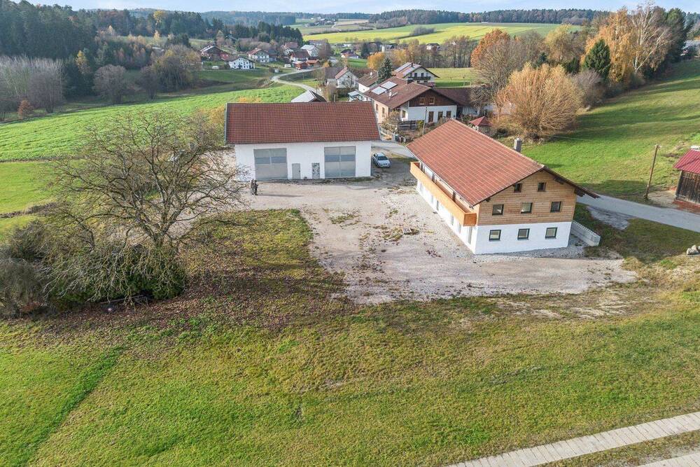 Thumbnail-Wohnhaus und großes Nebengebäude, optional mit zusätzlich ca. 2,8 Hektar Wald-Wiesenflächen