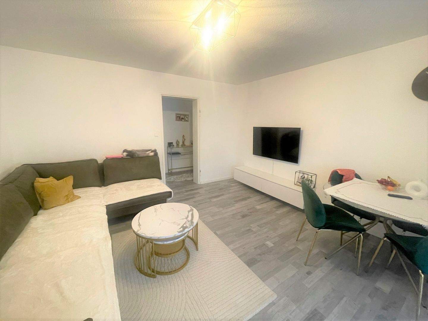 Thumbnail-Moderne & wertige 3 Zimmer-Wohnung inkl. moderner EBK, Balkon und Einzelgarage sowie Tageslichtbad