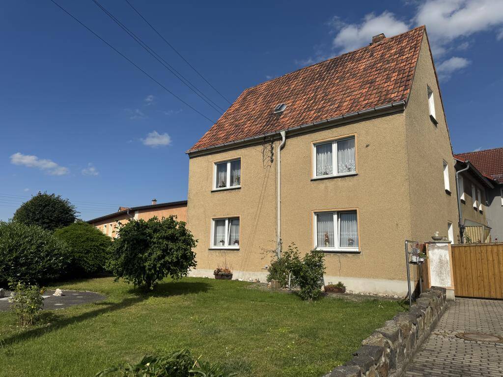 Hausansicht mit Vorgarten