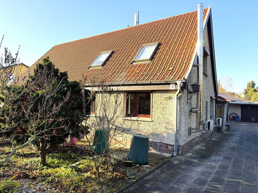 Thumbnail-Doppelhaushälfte in Alt-Hohenschönhausen auf großem Grundstück