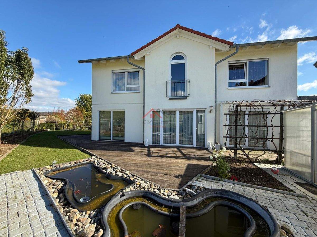 Thumbnail-Freihstehendes Einfamilienhaus auf sonnigem Grundstück mit Garage und Carport