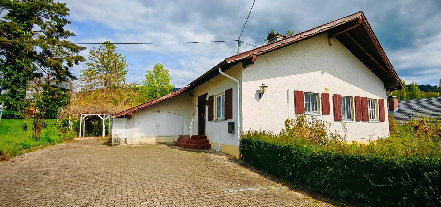 Thumbnail-Charmantes Einfamilienhaus mit großem Grundstück, Indoorpool und viel Potenzial