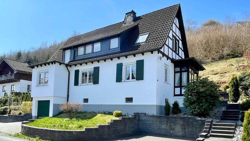 Thumbnail-Einfamilienhaus auf großzügigem Grundstück mit modernisierten Elementen
