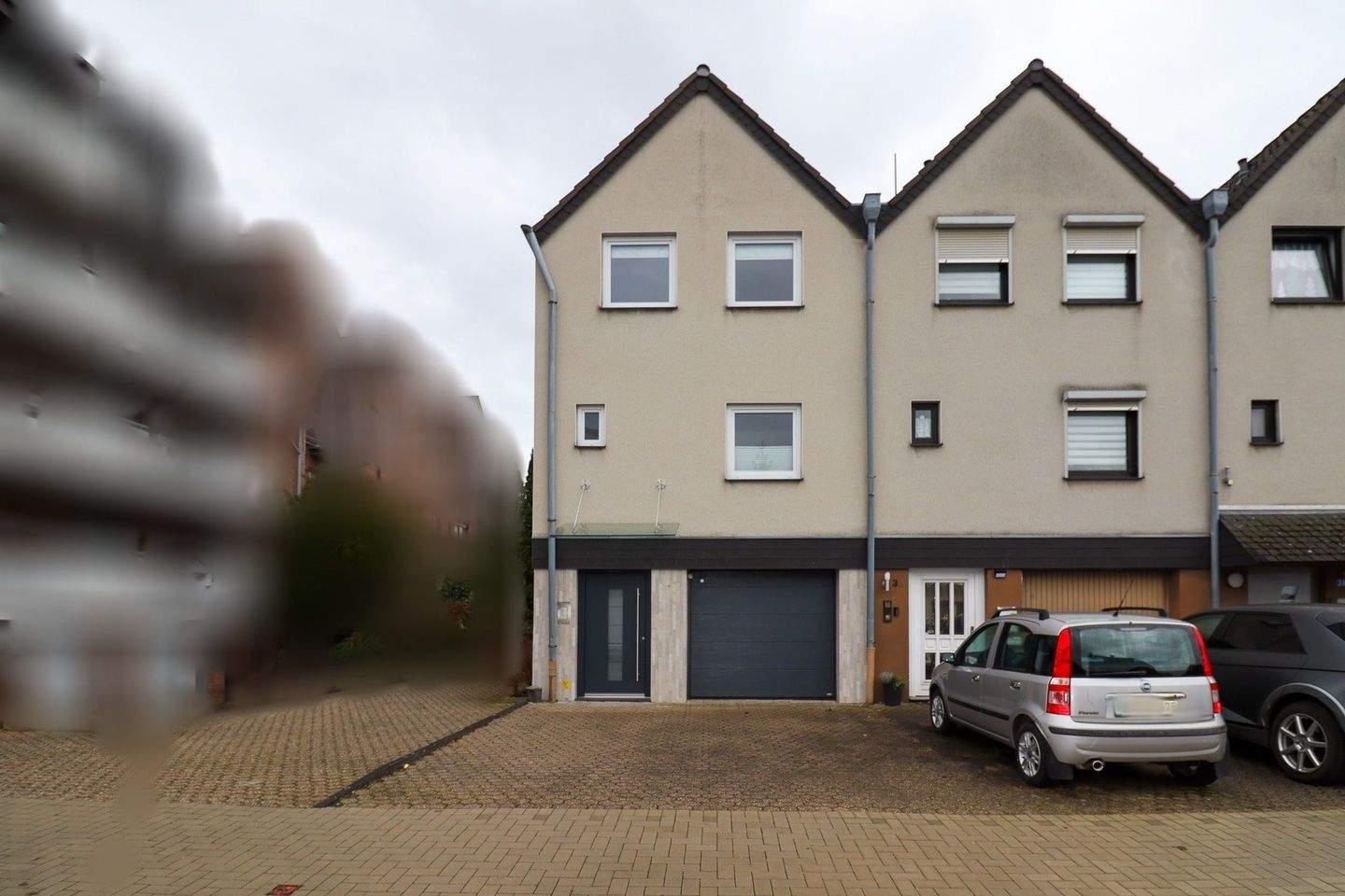 Thumbnail-Reihenendhaus mit Splitlevel-Architektur, Garage und Garten