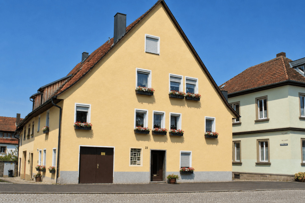 Thumbnail-Auf Sachwert setzen - Großzügiges Mehrfamilienhaus mt 4 Wohneinheiten im Herzen von Eibelstadt!