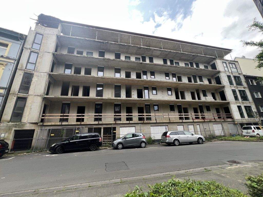 Thumbnail-Großzügiges Mehrfamilienhaus mit einer Mittelgarage im Rohbau in Wuppertal