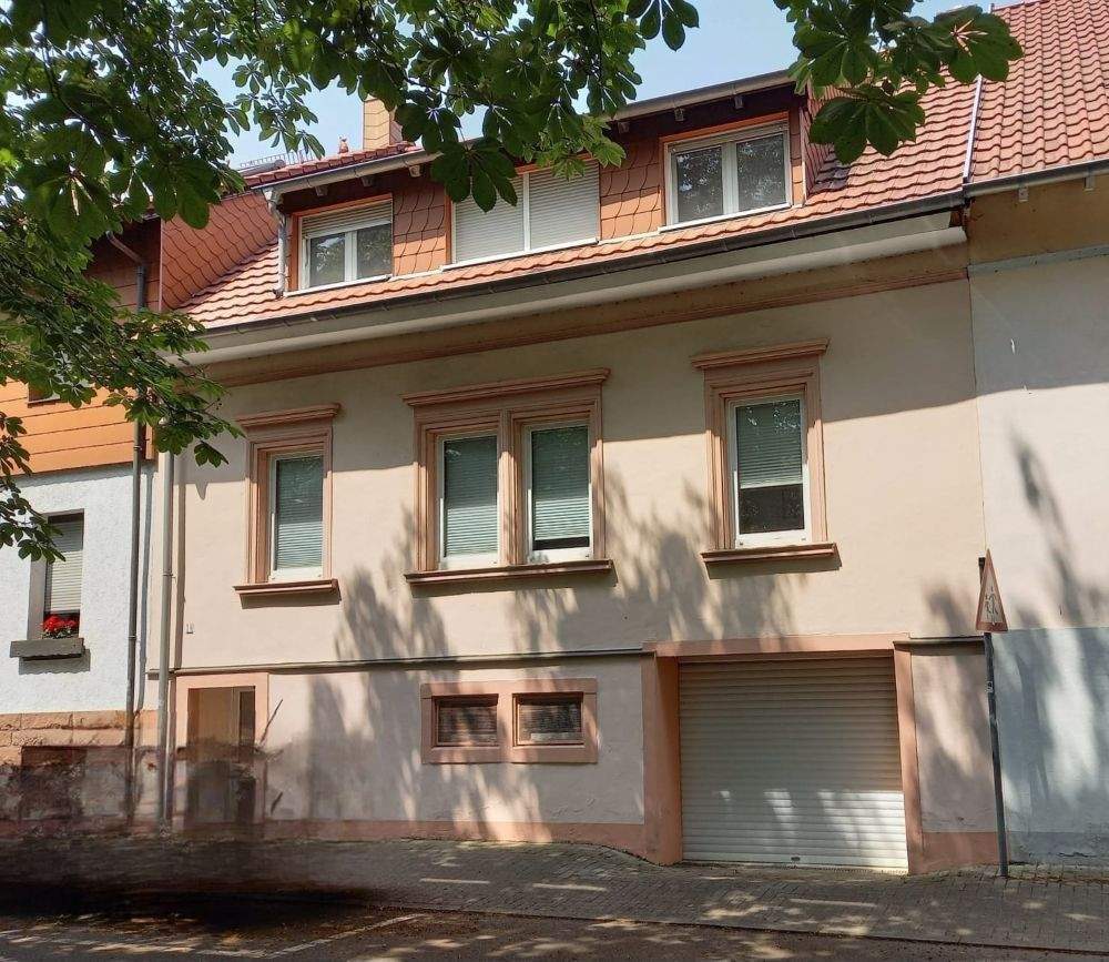 Eingang und Garage mit Zugang zum Haus