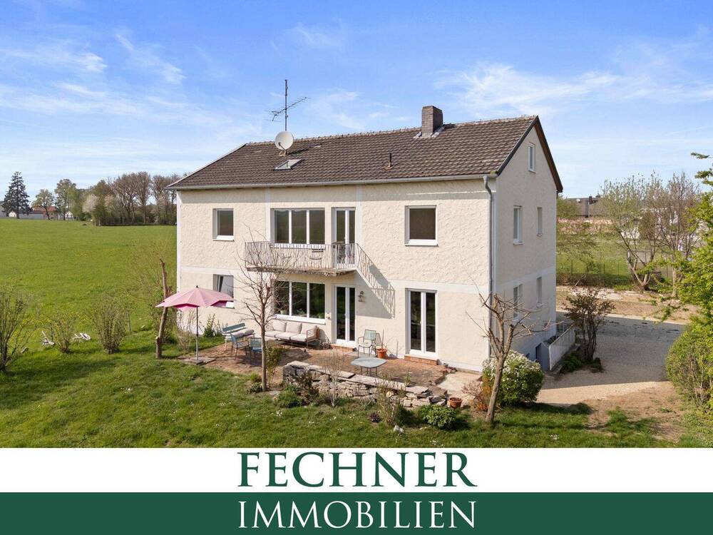 Thumbnail-Dieses Zweifamilienhaus (Massivbauweise) bietet viel Platz auf einem 1.798m² großen Grundstück!