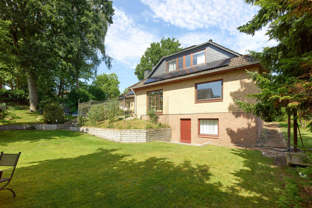 Thumbnail-Großes Wohnhaus mit Wärmepumpe und Photovoltaik sowie Keller und Garage in Buchholz in der Nordheide