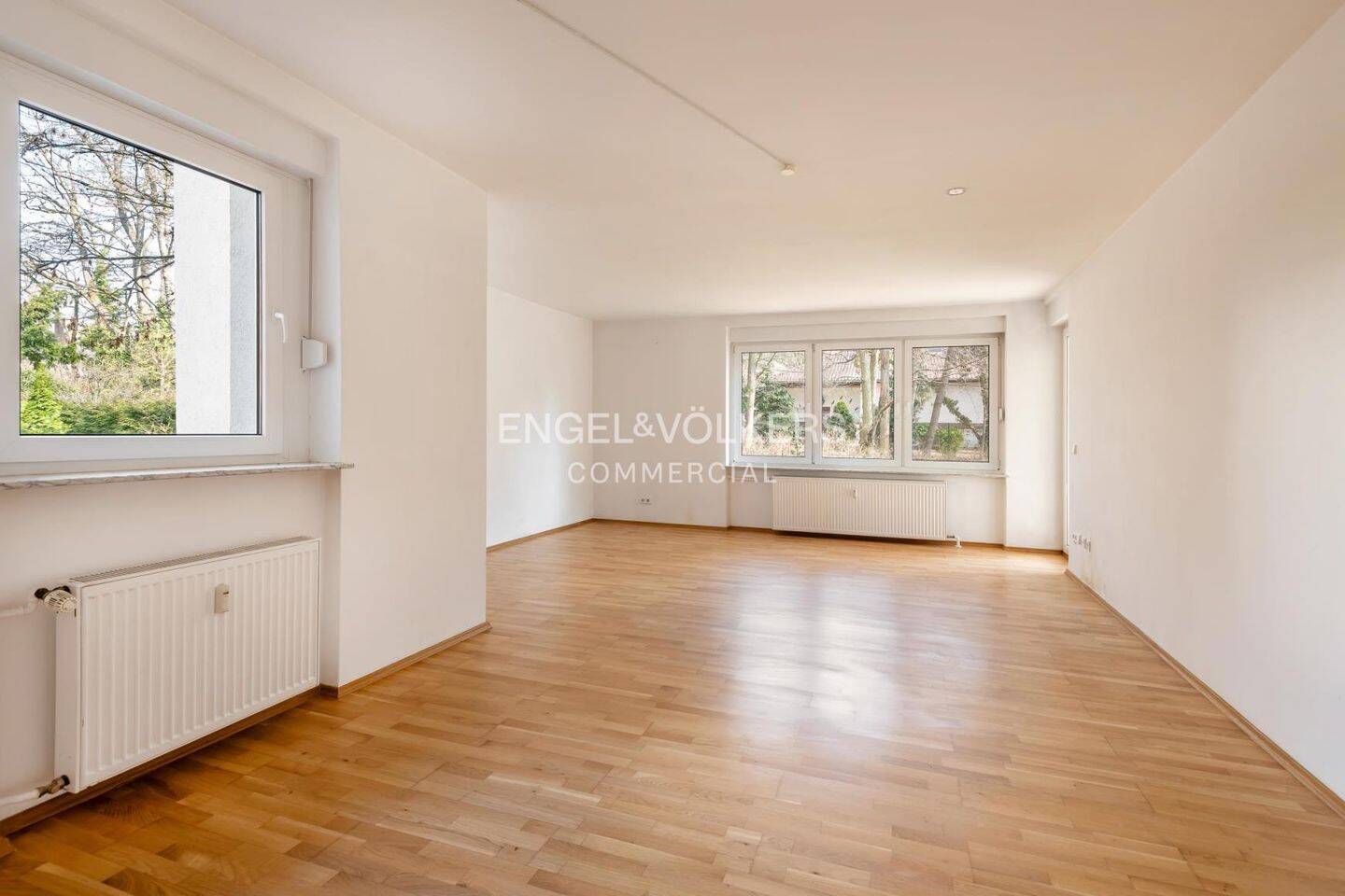 Thumbnail-Charmantes Mehrfamilienhaus mit großzügigem Garten und Garagen