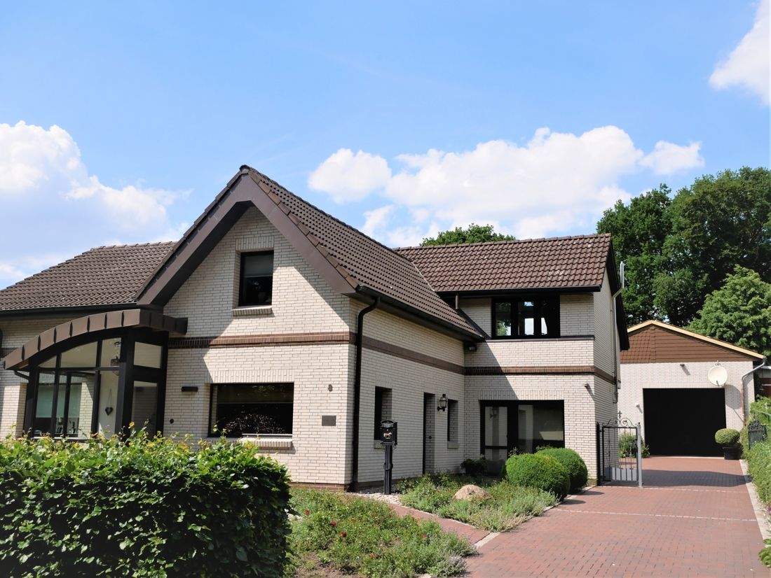 Thumbnail-Neuer Preis ! Leben und Arbeiten vereint an einem Ort - Großzügiges EFH m. 2 ELW und 240 m² Hallengebäude