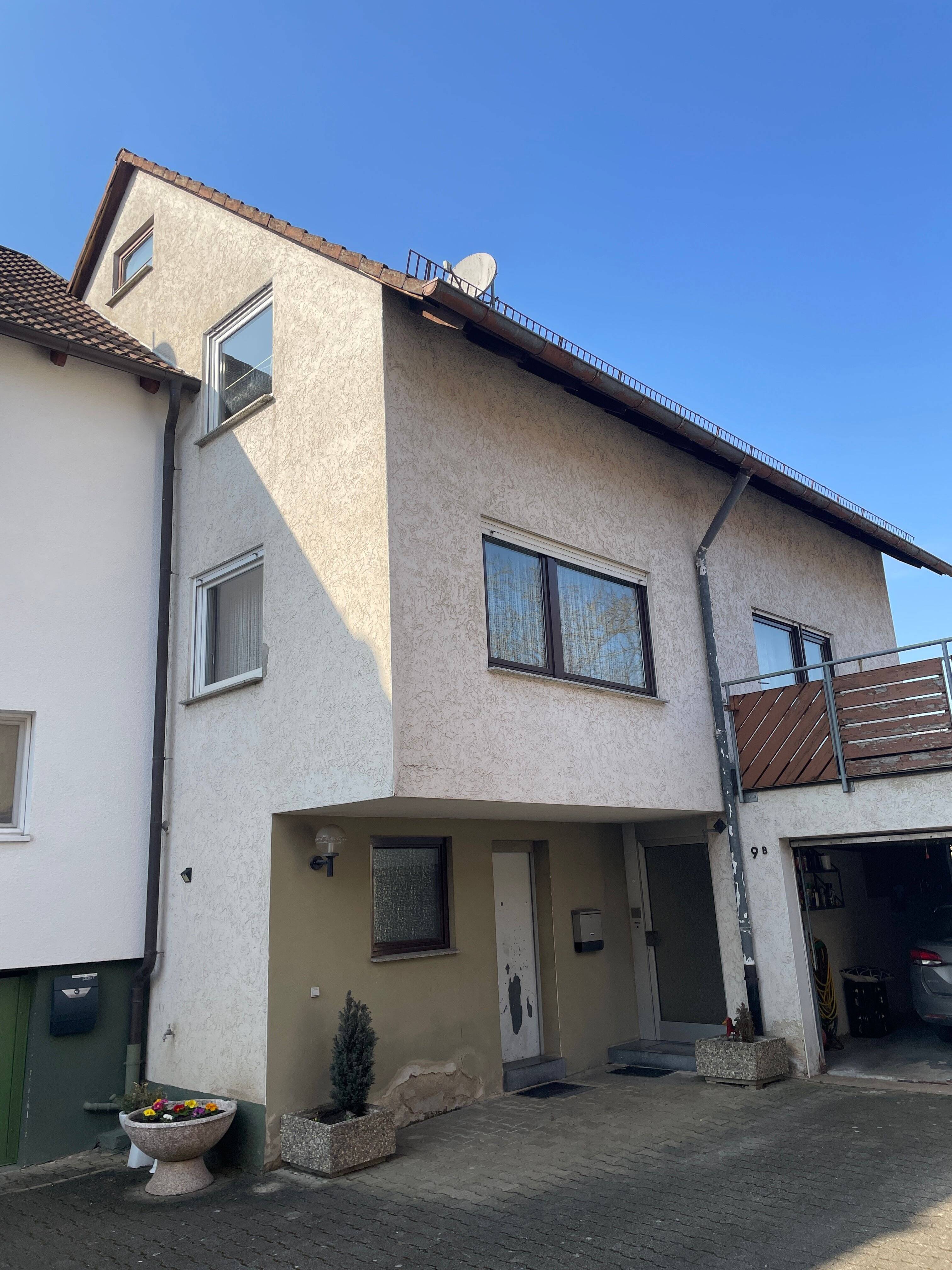 Thumbnail-Großbottwar-Winzerhausen: Zwei Einfamilienhäuser mit vier Garagen, einem alten Stall und einer Scheune