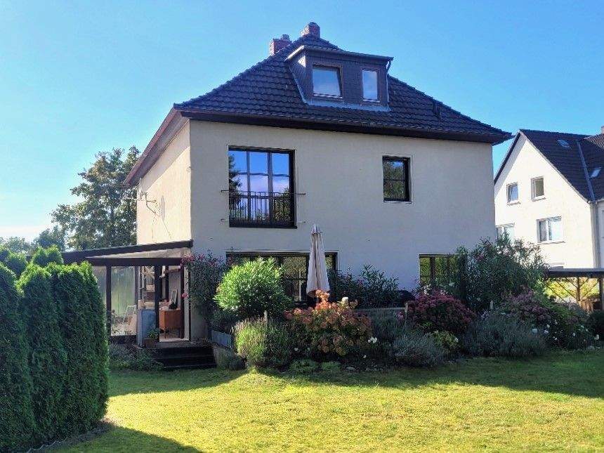 Thumbnail-Charmantes Einfamilienhaus auf parkähnlichem Grundstück mit altem Baumbestand